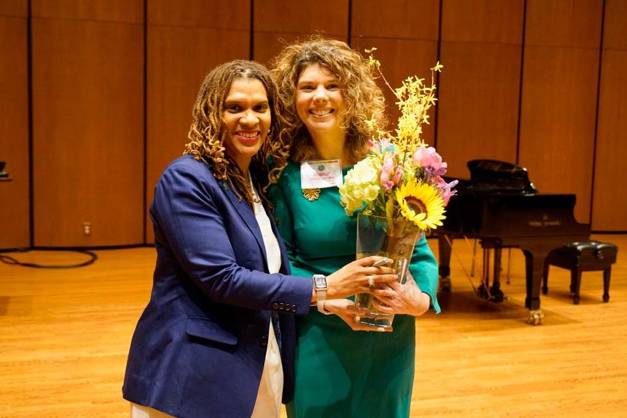 Dr. 塔玛拉·本特利·考迪尔, 年度女教师, poses with Allana Forte