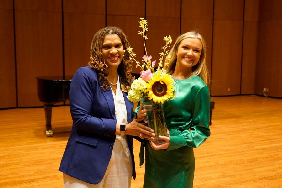 卡罗琳·格兰特, Student Woman of the Year, poses with Allana Forte