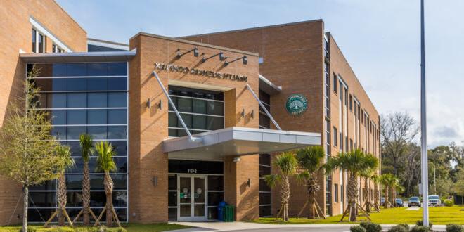 A front view of JU's Health Sciences Complex ; Deremer Studios 杰克逊维尔大学 Commercial Photography - www.deremerstudios.com