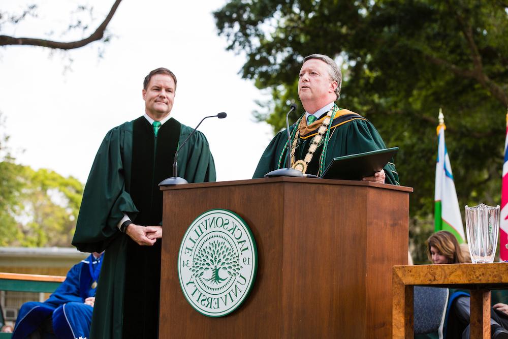 aaron bean speaks at commencement