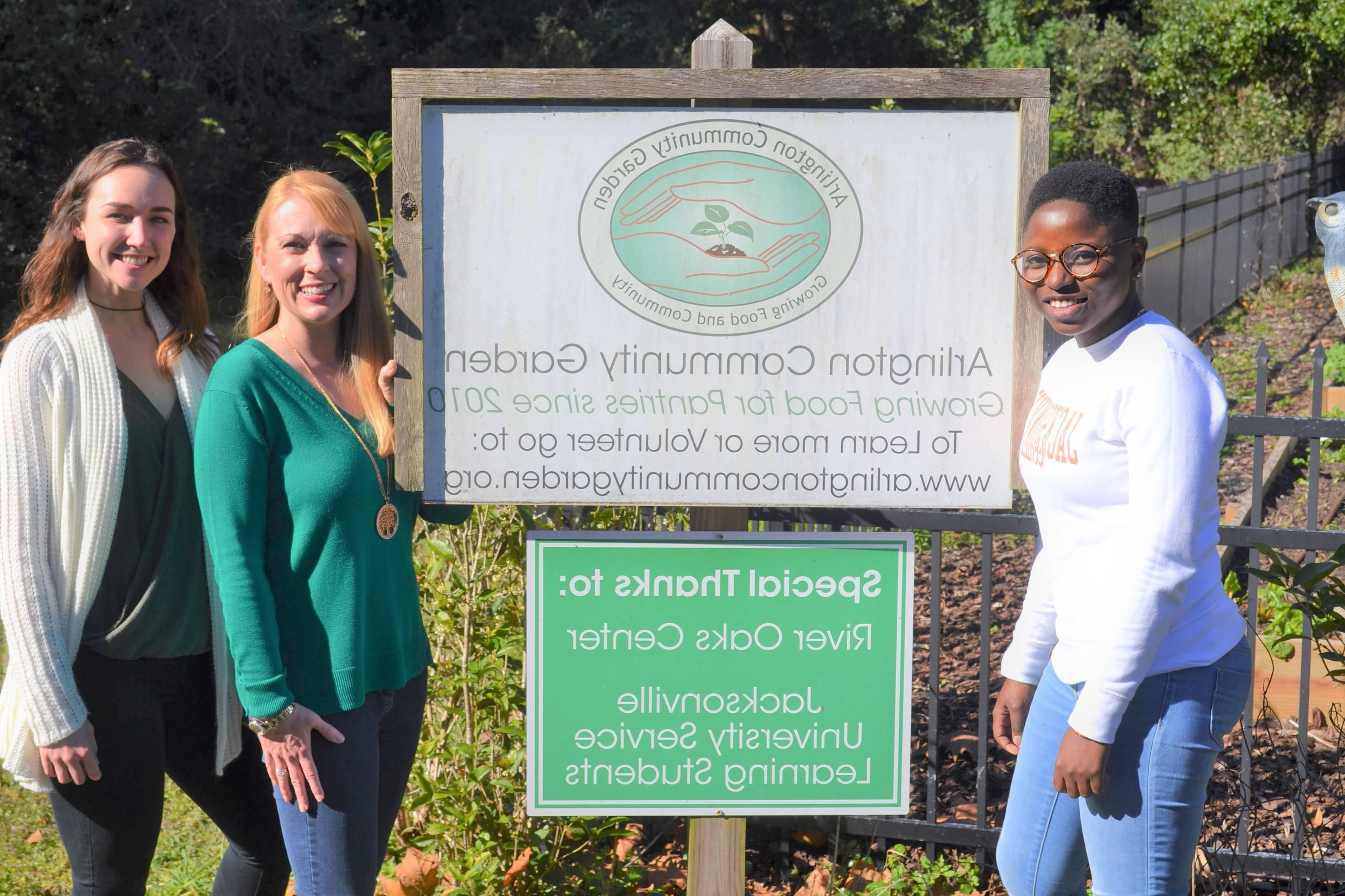 学生与博士. Laura Atkins during a service-learning project at Arlington Community Garden